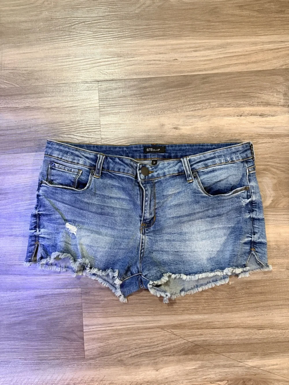 STS Blue distressed denim shorts in a light wash with trendy frayed hem.Size 31. - Picture 9 of 9